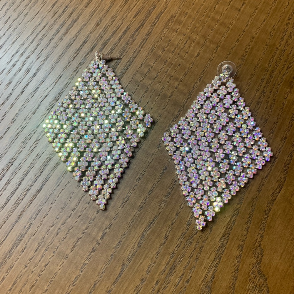NWOT SILVER DIAMOND SHAPED EARRINGS